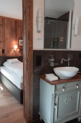 Ein Badezimmer in der Unterkunft Löw Chalet Suite 2, Steps from the Slopes by 360 Estates
