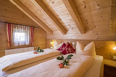 Ein Bett oder Betten in einem Zimmer der Unterkunft Achenseer Hüttendörfl