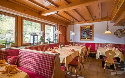 Ein Restaurant oder anderes Speiselokal in der Unterkunft Achenseer Hüttendörfl