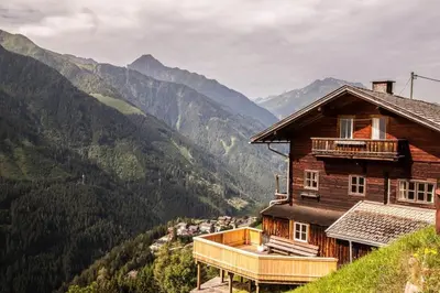 Ein allgemeiner Bergblick oder ein Berglick von des Ferienhauses aus