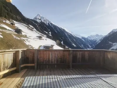 Ein allgemeiner Bergblick oder ein Berglick von des Ferienhauses aus