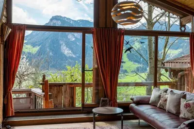 Ein allgemeiner Bergblick oder ein Berglick von des Ferienhauses aus