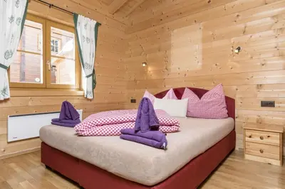 Ein Bett oder Betten in einem Zimmer der Unterkunft Alpen-Chalets Achensee