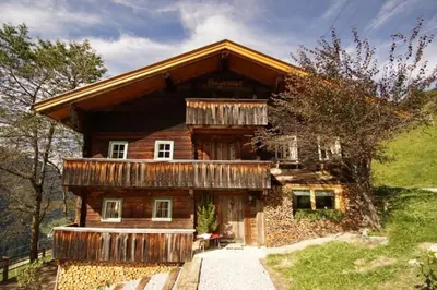 Das Gebäude in dem sich das Ferienhaus befindet