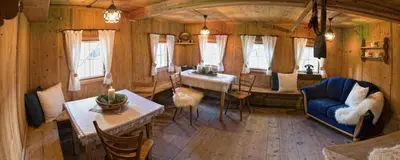 Ein Sitzbereich in der Unterkunft Bergchalet Heidialm