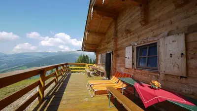 Ein allgemeiner Bergblick oder ein Berglick von des Ferienhauses aus