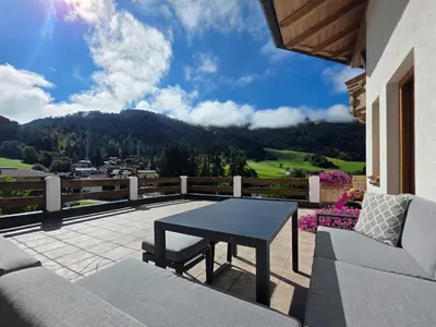 Ein allgemeiner Bergblick oder ein Berglick von des Ferienhauses aus