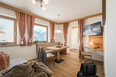 Ein Sitzbereich in der Unterkunft Alpenkönig