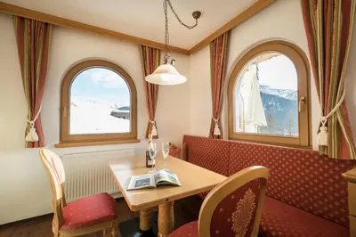Ein Sitzbereich in der Unterkunft Alpenkönig