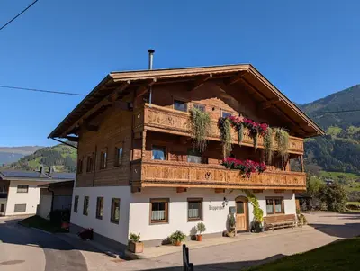 Ein allgemeiner Bergblick oder ein Berglick von des Bauernhofs aus
