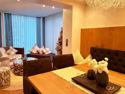 Ein Sitzbereich in der Unterkunft KOSIS Townhouse mit Spa Zugang im KOSIS Sports Lifestyle Hotel