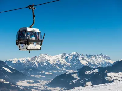 Ein allgemeiner Bergblick oder ein Berglick von des Ferienhauses aus