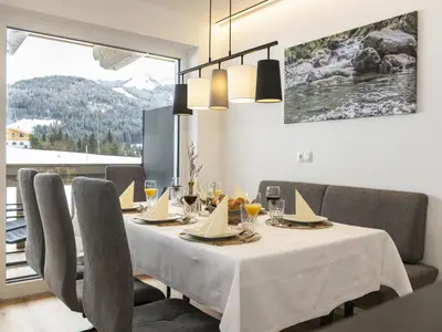 Ein allgemeiner Bergblick oder ein Berglick von des Ferienhauses aus