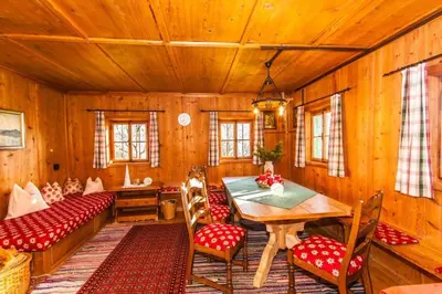 Ein Sitzbereich in der Unterkunft Stollenberghütte
