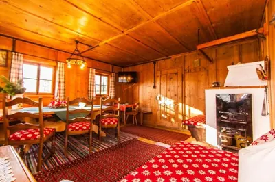 Ein Sitzbereich in der Unterkunft Stollenberghütte