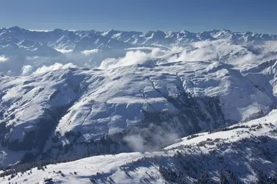 Ein allgemeiner Bergblick oder ein Berglick von des Ferienhauses aus