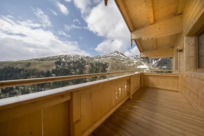 Ein allgemeiner Bergblick oder ein Berglick von des Ferienhauses aus