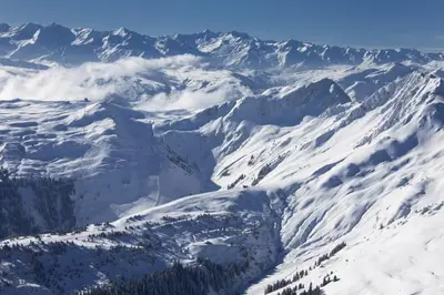 Ein allgemeiner Bergblick oder ein Berglick von des Ferienhauses aus