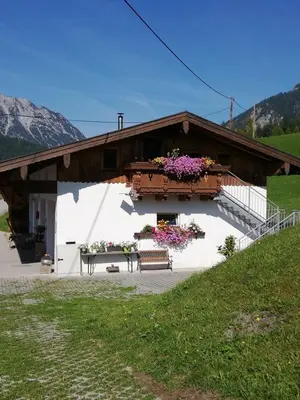 Ein allgemeiner Bergblick oder ein Berglick von des Ferienhauses aus