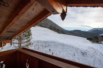 Ein allgemeiner Bergblick oder ein Berglick von des Ferienhauses aus