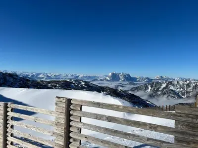 Ein allgemeiner Bergblick oder ein Berglick von der Ferienwohnung aus