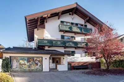 Das Gebäude in dem sich das Ferienhaus befindet
