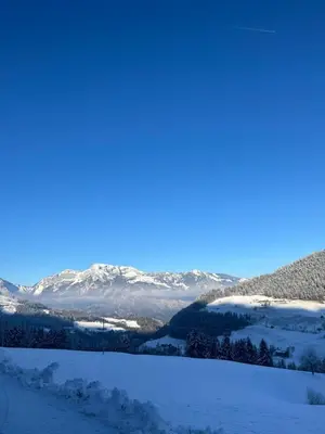 Ein allgemeiner Bergblick oder ein Berglick von der Ferienwohnung aus