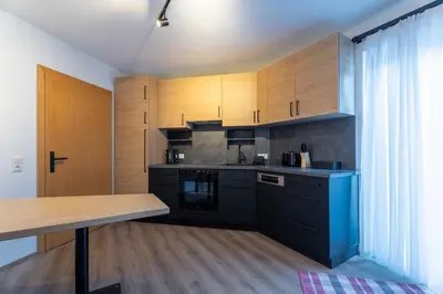 Küche/Küchenzeile in der Unterkunft Alpenglück Apartments by we rent, JOKERCARD INCLUDED