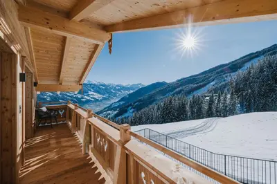 Ein allgemeiner Bergblick oder ein Berglick von des Ferienhauses aus