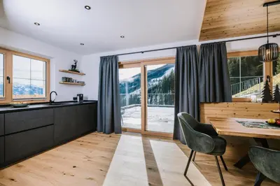 Ein allgemeiner Bergblick oder ein Berglick von des Ferienhauses aus