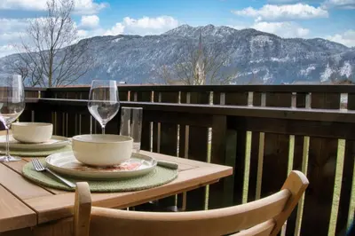 Ein allgemeiner Bergblick oder ein Berglick von der Ferienwohnung aus