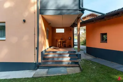 Das Gebäude in dem sich die Ferienwohnung befindet