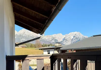 Ein allgemeiner Bergblick oder ein Berglick von des Ferienhauses aus