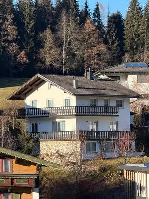 Das Gebäude in dem sich das Ferienhaus befindet