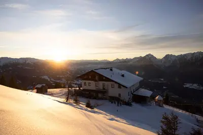 Ein allgemeiner Bergblick oder ein Berglick von der Lodge aus