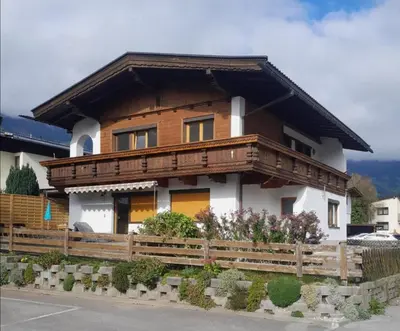 Das Gebäude in dem sich das Ferienhaus befindet