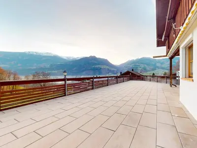 Ein allgemeiner Bergblick oder ein Berglick von des Ferienhauses aus