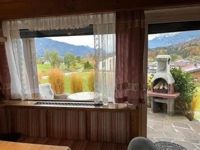 Ein allgemeiner Bergblick oder ein Berglick von des Ferienhauses aus