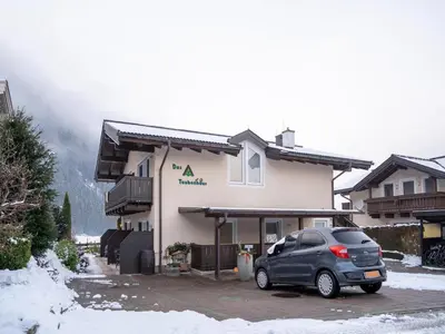 Das Gebäude in dem sich das Ferienhaus befindet