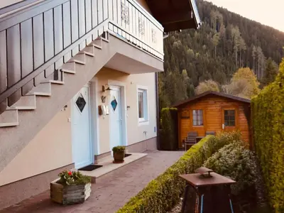 Das Gebäude in dem sich das Ferienhaus befindet