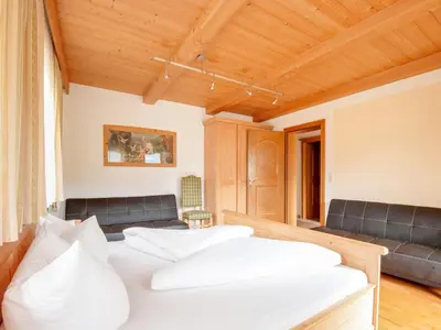 Ein Sitzbereich in der Unterkunft Apartment in Hainzenberg near Ski Slopes