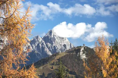 Ein allgemeiner Bergblick oder ein Berglick von des Chalets aus