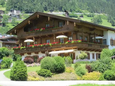 Das Gebäude in dem sich das Ferienhaus befindet