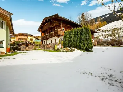 Ein allgemeiner Bergblick oder ein Berglick von des Ferienhauses aus