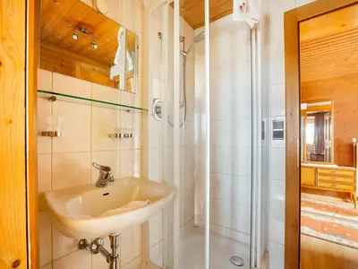 Ein Badezimmer in der Unterkunft Chalet in Jochberg near Thurn Pass Skiing