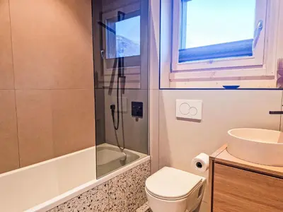 Ein Badezimmer in der Unterkunft Apartment Schanzlbichl-1 by Interhome