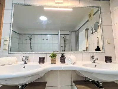 Ein Badezimmer in der Unterkunft Apartment Hochfeld-2 by Interhome