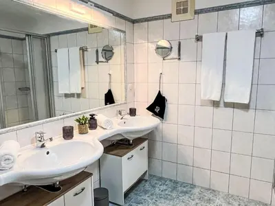 Ein Badezimmer in der Unterkunft Apartment Hochfeld-2 by Interhome