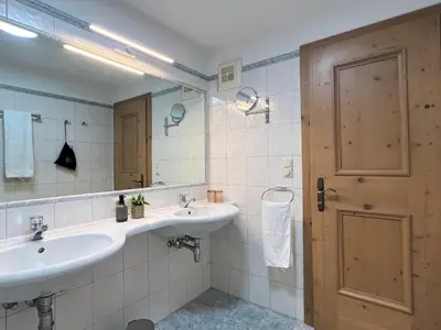 Ein Badezimmer in der Unterkunft Apartment Hochfeld-3 by Interhome
