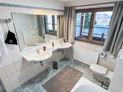 Ein Badezimmer in der Unterkunft Apartment Penzing by Interhome